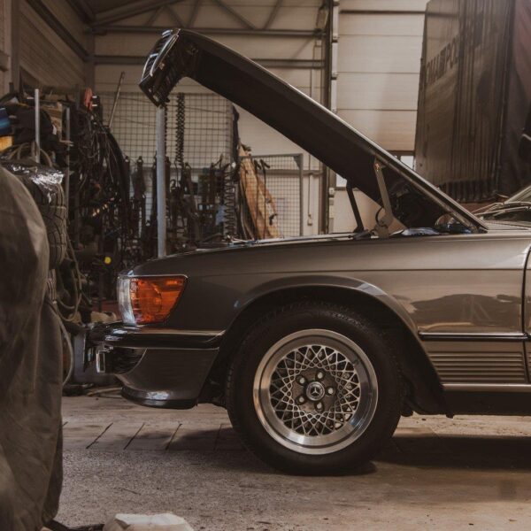 Jak bezpiecznie przechowywać samochód w zimie?