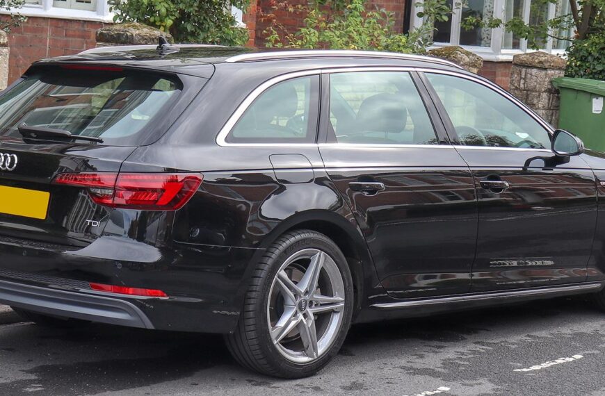 Mercedes-Benz Klasy C vs. Audi A4: Które auto wybrać?