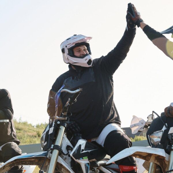 Pozdrowienie motocyklistów: Jak bezpiecznie podróżować na dwóch kołach?