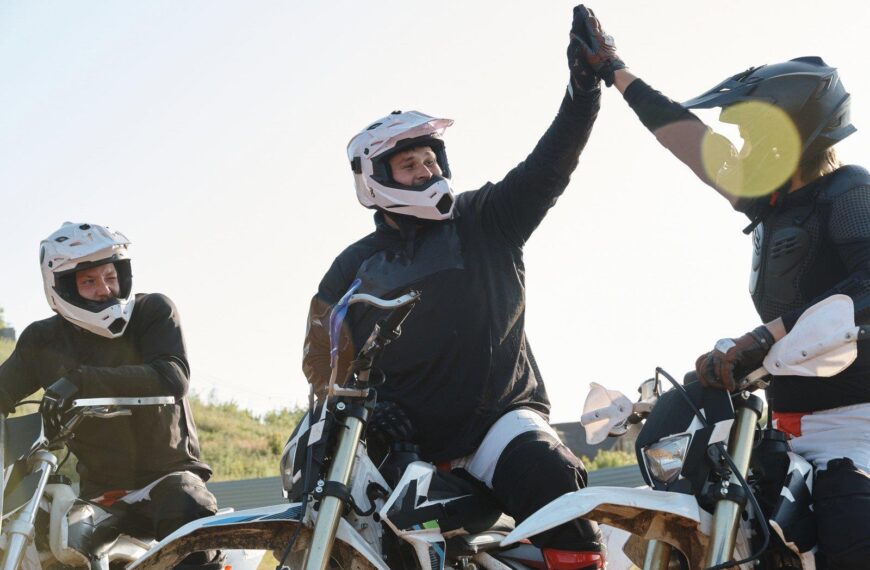 Pozdrowienie motocyklistów: Jak bezpiecznie podróżować na dwóch kołach?