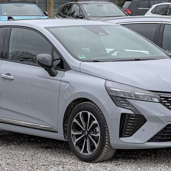 Renault Clio vs. Dacia Sandero: Najlepsze tanie auta miejskie?