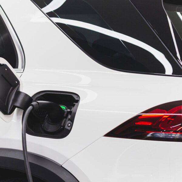 Samochody hybrydowe – oszczędność i ekologiczność w jednym? – rodzaje hybryd, zalety i wady.