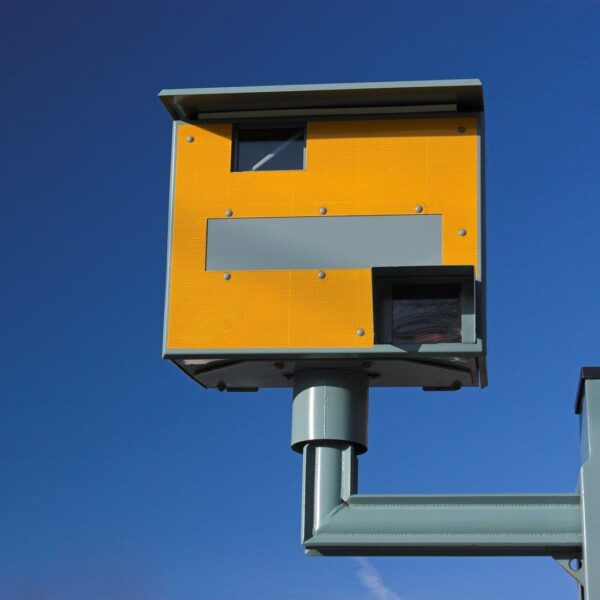 Zdjęcia z fotoradarów: Jak uniknąć mandatów i bezpiecznie korzystać z dróg?