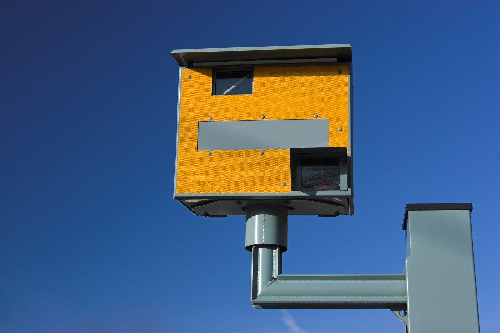 Zdjęcia z fotoradarów: Jak uniknąć mandatów i bezpiecznie korzystać z dróg?