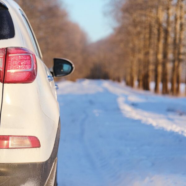 Elektryczne vs. hybrydowe SUV-y – które rozwiązanie jest lepsze?