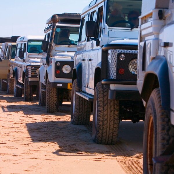 Historia i ewolucja napędów 4×4 w motoryzacji.