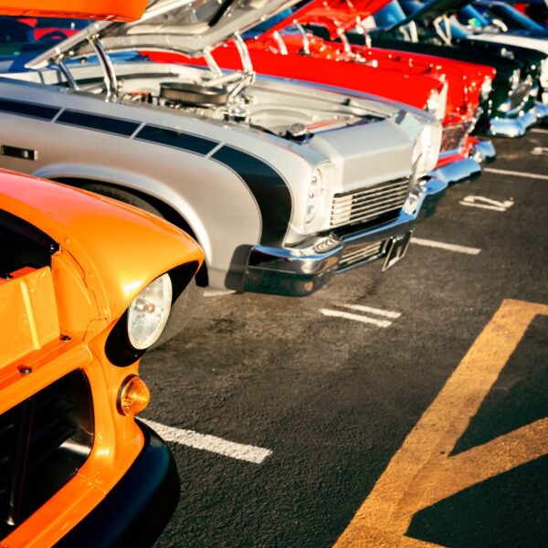 Moda na klasyki – dlaczego warto inwestować w zabytkowe samochody?