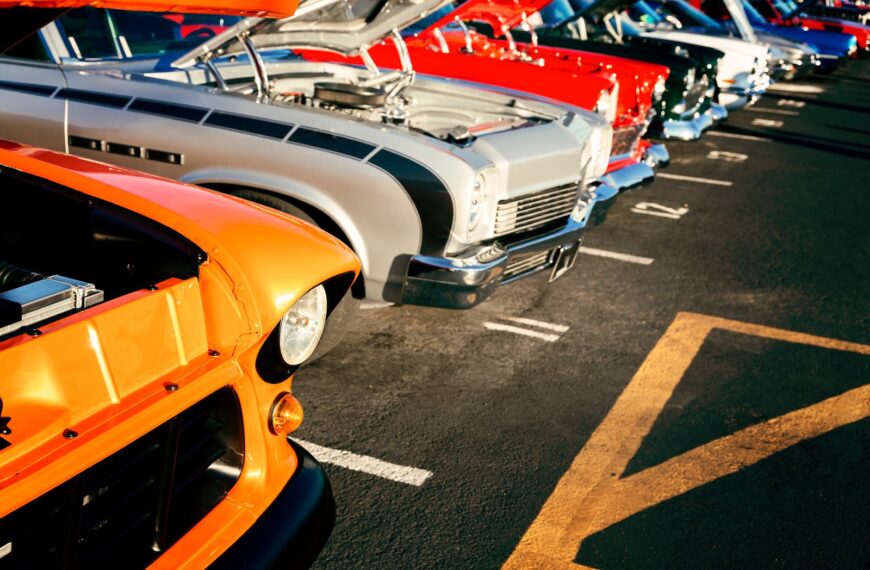 Moda na klasyki – dlaczego warto inwestować w zabytkowe samochody?