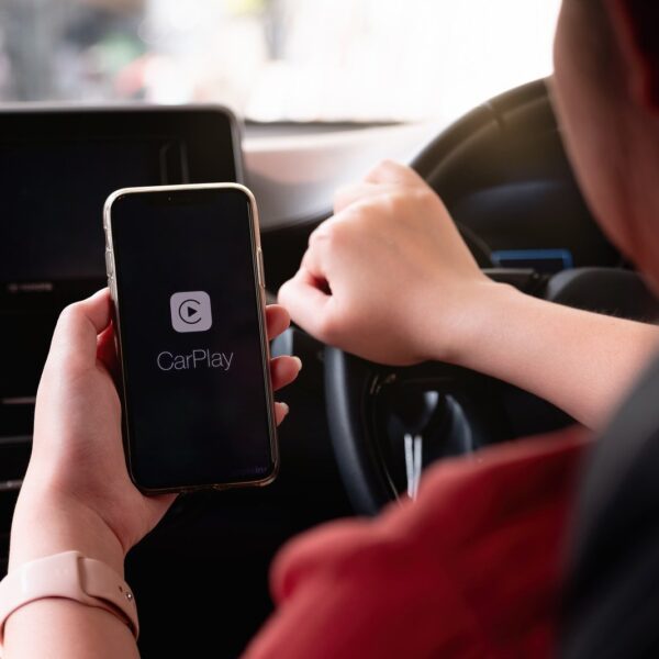 Jakie są najlepsze aplikacje mobilne dla kierowców? – od GPS po monitorowanie stanu technicznego