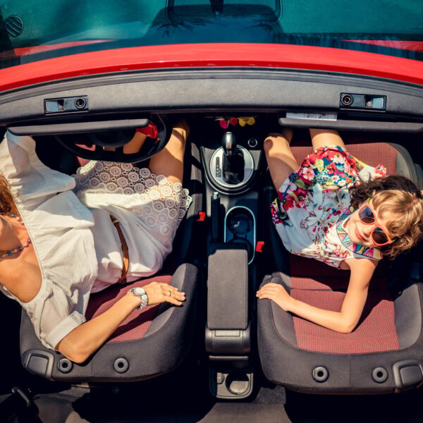 Historia kultowych modeli samochodów: od Forda Mustanga do Tesli Roadster.