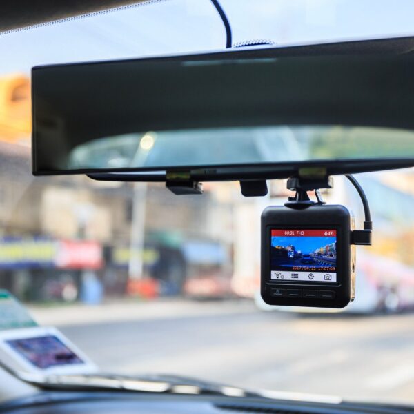 Przewodnik po kamerach samochodowych: Jak wybrać najlepszy model do swojego auta?