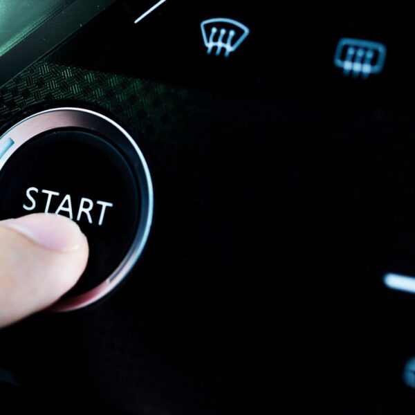 Jakie są zalety i wady systemów Start-Stop w nowoczesnych samochodach?