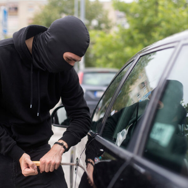 Jak skutecznie zabezpieczyć samochód przed kradzieżą? Nowoczesne technologie i tradycyjne metody.
