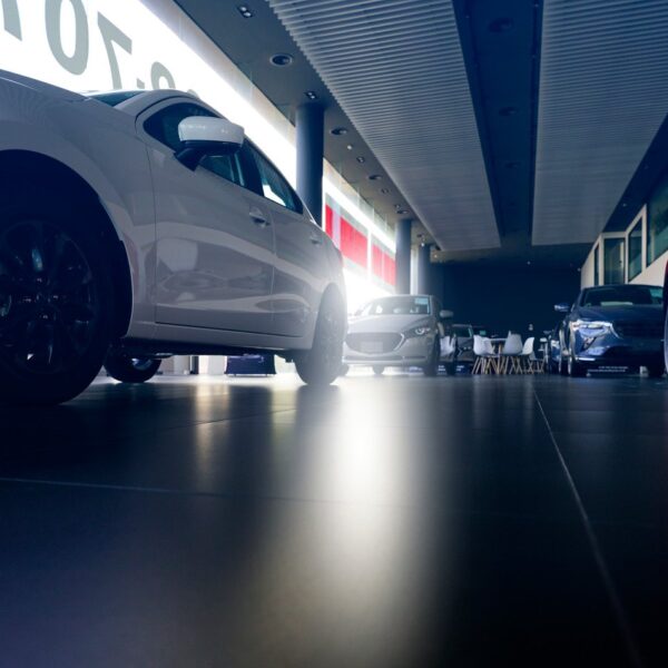 Wpływ technologii hybrydowej na rynek samochodów luksusowych: Czy warto zainwestować?