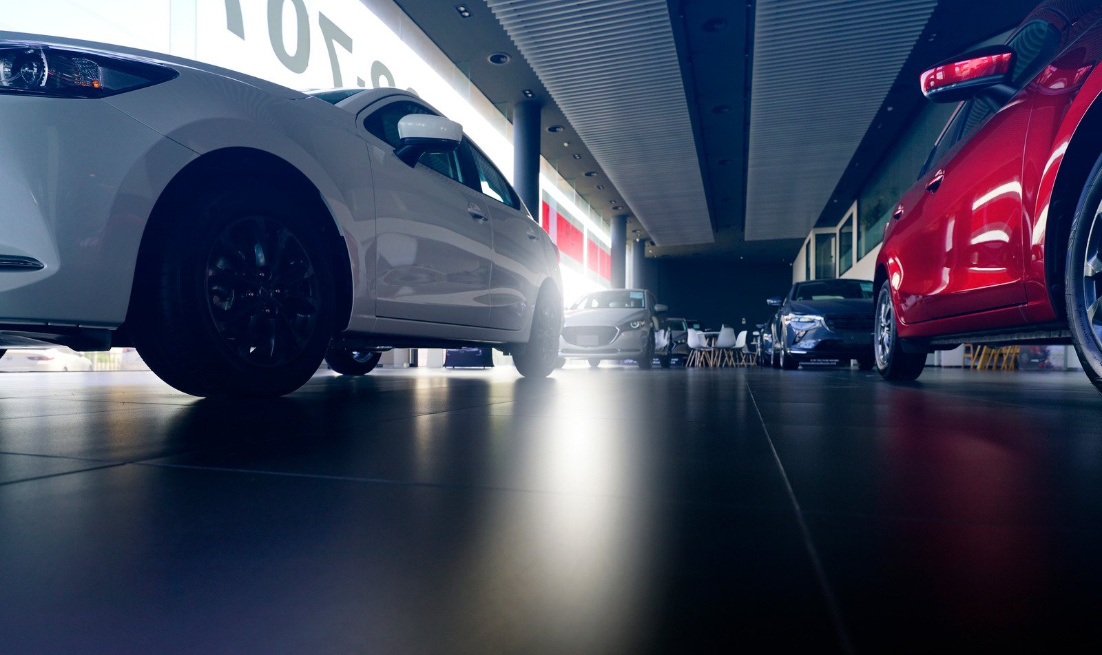 Wpływ technologii hybrydowej na rynek samochodów luksusowych: Czy warto zainwestować?