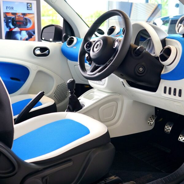 Trendy w projektowaniu wnętrz samochodów 2024: Luksus, minimalizm i technologia.