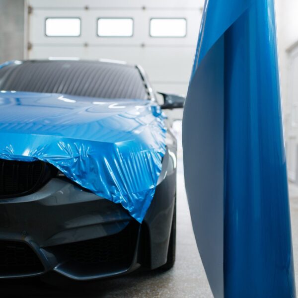 Zmiana koloru samochodu przez folię: Moda czy praktyczne rozwiązanie?