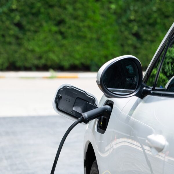 Alternatywne źródła energii w samochodach przyszłości: wodór vs. elektryka vs. biofuels.