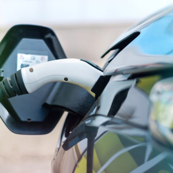 Jak pogoda wpływa na wydajność samochodów elektrycznych i hybrydowych.