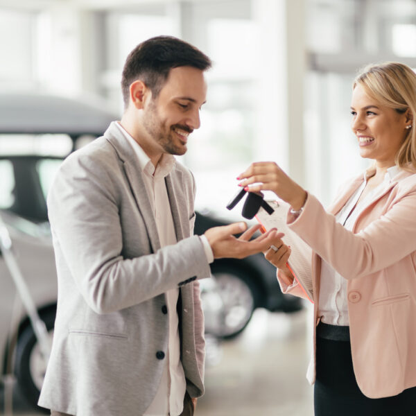 Poradnik zakupu samochodu elektrycznego: Na co zwracać uwagę, aby nie przepłacić?